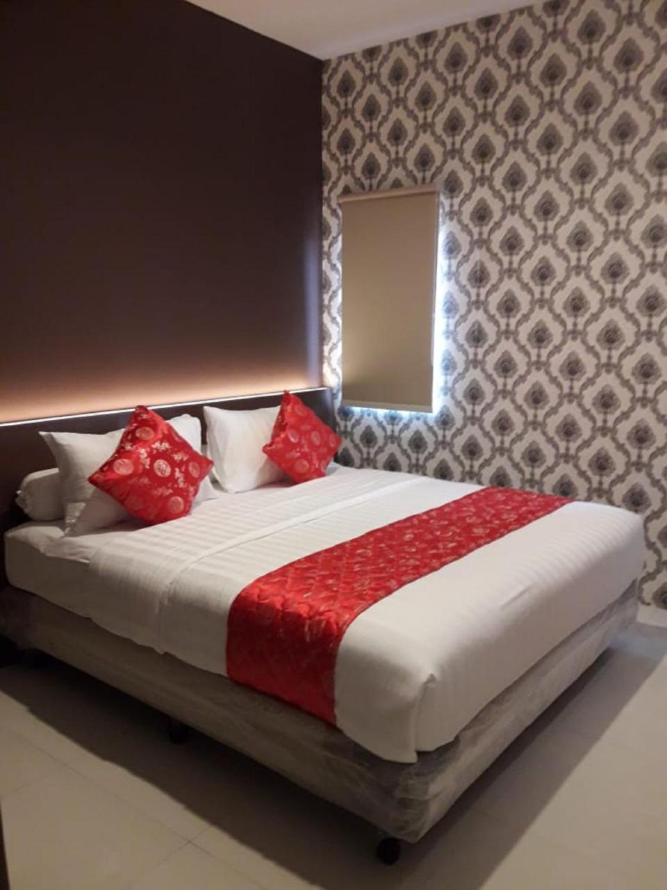 Fortune Front One Hotel Kendari Exterior foto