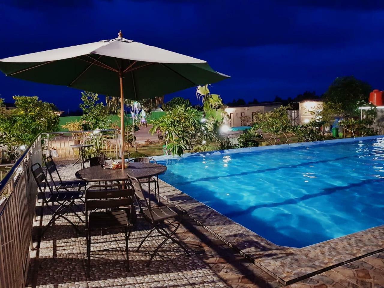 Fortune Front One Hotel Kendari Exterior foto