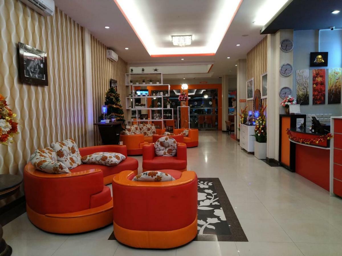 Fortune Front One Hotel Kendari Exterior foto