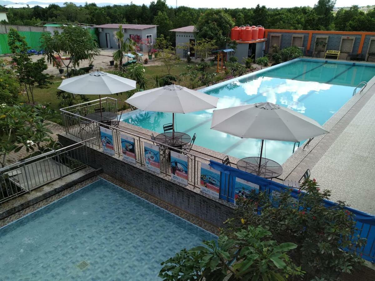 Fortune Front One Hotel Kendari Exterior foto